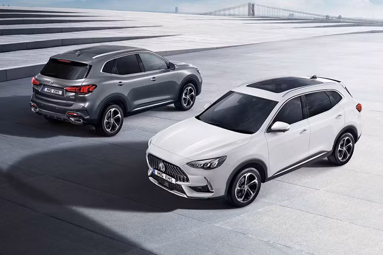 Chưa rõ khi về Việt Nam xe sẽ được trang bị động cơ gì. Tại thị trường Thái Lan, MG HS mới có 2 tùy chọn động cơ gồm máy xăng và hybrid. Động cơ xăng 4 xy-lanh, dung tích 1.5L, cho công suất 162 mã lực, mô-men xoắn cực đại 249 Nm. Hệ truyền động plug-in hybrid cho tổng công suất 284 mã lực, mô-men xoắn cực đại 480 Nm. Cả 2 phiên bản đều sử dụng hộp số tự động 7 cấp.