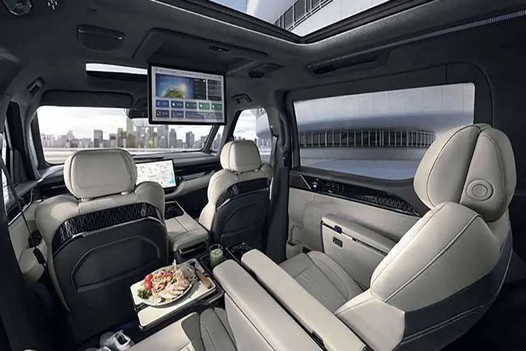 Đáng chú ý, việc EM90 được lắp đặt hệ thống lọc không khí tiên tiến với khả năng loại bỏ tới 95% bụi mịn PM 2.5. EM90 có hệ thống âm thanh 21 loa của Bowers &amp; Wilkins công suất 2.460W, bao gồm cả loa tích hợp trên tựa đầu phía trước, hứa hẹn mang lại mội trải nghiệm tuyệt vời cho khách hàng. 