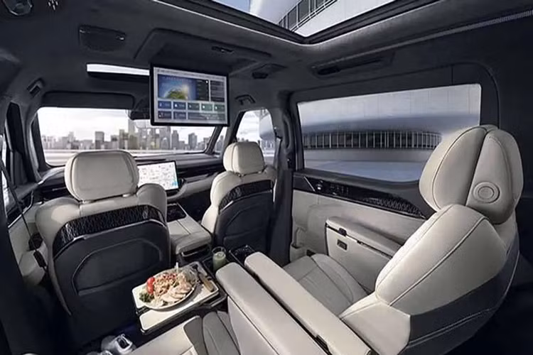 Đáng chú ý, việc EM90 được lắp đặt hệ thống lọc không khí tiên tiến với khả năng loại bỏ tới 95% bụi mịn PM 2.5. EM90 có hệ thống âm thanh 21 loa của Bowers &amp; Wilkins công suất 2.460W, bao gồm cả loa tích hợp trên tựa đầu phía trước, hứa hẹn mang lại mội trải nghiệm tuyệt vời cho khách hàng. 