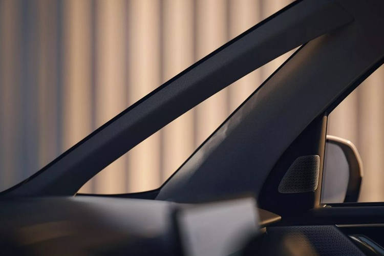 Bộ pin của xe cũng được bảo vệ bằng lớp hợp kim thép đặc biệt. Volvo cho biết hãng không chỉ muốn đảm bảo an toàn cho người ngồi trong xe mà còn cả bộ pin quý giá làm nền tảng cho chiếc MPV.