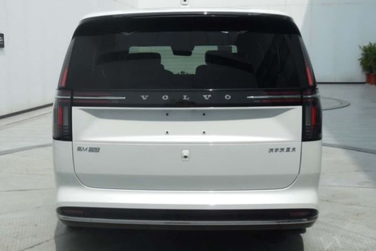 Mức giá xe Volvo EM90 2024 chưa được công bố, xe sẽ bắt đầu được nhận đặt cọc từ ngày 12/11 tại thị trường Trung Quốc. Trước mắt, hãng xe chưa có kế hoạch bán mẫu MPV này tại Mỹ và châu Âu. Tuy nhiên, theo Automotive News, thương hiệu Thụy Điển đang cân nhắc khả năng giới thiệu EM90 tại các thị trường bên ngoài Trung Quốc. 