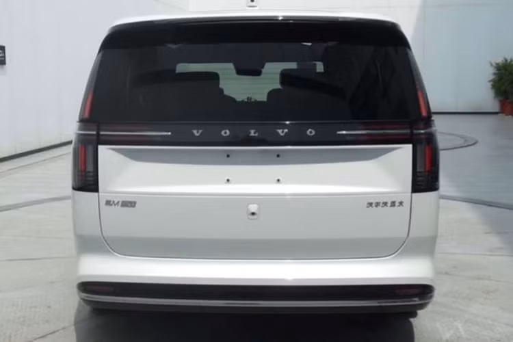 Mức giá xe Volvo EM90 2024 chưa được công bố, xe sẽ bắt đầu được nhận đặt cọc từ ngày 12/11 tại thị trường Trung Quốc. Trước mắt, hãng xe chưa có kế hoạch bán mẫu MPV này tại Mỹ và châu Âu. Tuy nhiên, theo Automotive News, thương hiệu Thụy Điển đang cân nhắc khả năng giới thiệu EM90 tại các thị trường bên ngoài Trung Quốc. 