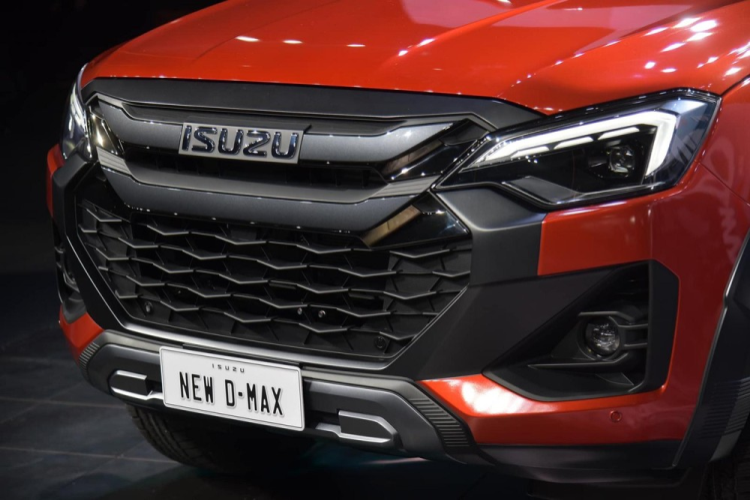 Ở bản tiêu chuẩn, xe chỉ dùng đèn pha Halogen, không có đèn sương mù trước và vành bằng thép. Trong khi đó, bản cao cấp của xe được trang bị đèn pha bi-LED, tích hợp dải đèn LED định vị ban ngày kiêm đèn báo rẽ hình chữ "L", đèn sương mù trước ở hai góc đầu xe, vành hợp kim 18 inch và đèn hậu LED.