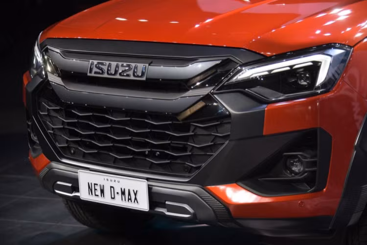 Ở bản tiêu chuẩn, xe chỉ dùng đèn pha Halogen, không có đèn sương mù trước và vành bằng thép. Trong khi đó, bản cao cấp của xe được trang bị đèn pha bi-LED, tích hợp dải đèn LED định vị ban ngày kiêm đèn báo rẽ hình chữ "L", đèn sương mù trước ở hai góc đầu xe, vành hợp kim 18 inch và đèn hậu LED.