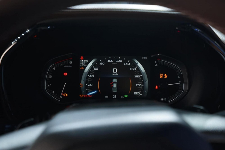 Để cải thiện khả năng vượt địa hình, xe có thêm bộ vi sai điện tử phía sau, kết hợp với hệ thống Rough Terrain Mode. Cuối cùng là các tính năng trợ lái nâng cao ADAS với sự hỗ trợ của camera âm thanh nổi 3D, cho tầm quan sát rộng hơn, chính xác hơn, 2 radar và 8 cảm biến xung quanh xe. Xe được bổ sung hệ thống cảnh báo phương tiện cắt ngang khi lùi nâng cấp với tính năng tự động phanh.