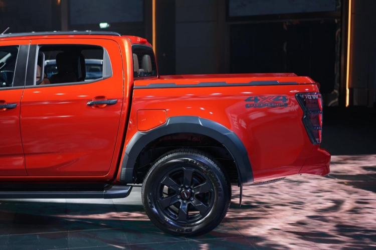 Tương tự ngoại thất, nội thất của Isuzu D-Max 2024 cũng được làm mới ở một số chi tiết. Bản tiêu chuẩn của mẫu xe bán tải này sở hữu ghế bọc nỉ, ghế lái chỉnh độc lập, màn hình cảm ứng trung tâm 8 inch, hỗ trợ Apple CarPlay/Android Auto không dây và cửa sổ chỉnh điện.