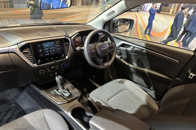 Thêm vào đó là kính lái chống tia UVA/UVB, hệ thống âm thanh Dynamic Surround Sound 8 loa và hệ thống điều hòa tự động 2 vùng với lọc bụi mịn PM2.5. Đáng tiếc là động cơ của Isuzu D-Max 2024 tại thị trường Thái Lan không có gì thay đổi.