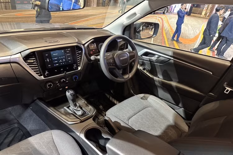 Thêm vào đó là kính lái chống tia UVA/UVB, hệ thống âm thanh Dynamic Surround Sound 8 loa và hệ thống điều hòa tự động 2 vùng với lọc bụi mịn PM2.5. Đáng tiếc là động cơ của Isuzu D-Max 2024 tại thị trường Thái Lan không có gì thay đổi.