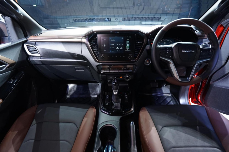 Thứ hai là động cơ 4 xi-lanh, dung tích 3.0L, sản sinh công suất tối đa 190 mã lực và mô-men xoắn cực đại 450 Nm. Cả hai động cơ đều kết hợp cùng hộp số sàn 6 cấp hoặc tự động 6 cấp đi kèm lẫy chuyển số sau vô lăng. Tùy theo phiên bản, xe sẽ dùng hệ dẫn động 1 cầu hoặc 2 cầu.