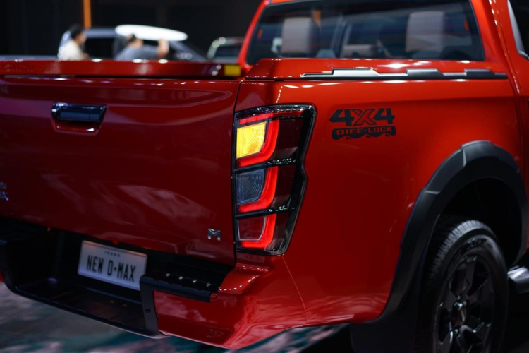 Trong khi đó, bản cao cấp có thêm bảng đồng hồ mới với màn hình đa thông tin MID 7 inch, màn hình cảm ứng trung tâm 9 inch, hỗ trợ Apple CarPlay/Android Auto không dây, cổng USB Type C, ghế bọc da màu đen phối nâu và ghế lái chỉnh điện 8 hướng với công nghệ giảm tích tụ nhiệt CoolMax.