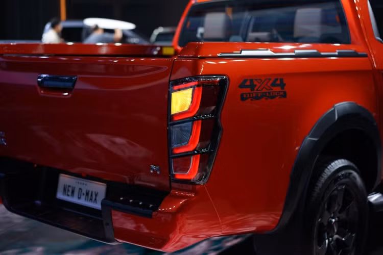 Trong khi đó, bản cao cấp có thêm bảng đồng hồ mới với màn hình đa thông tin MID 7 inch, màn hình cảm ứng trung tâm 9 inch, hỗ trợ Apple CarPlay/Android Auto không dây, cổng USB Type C, ghế bọc da màu đen phối nâu và ghế lái chỉnh điện 8 hướng với công nghệ giảm tích tụ nhiệt CoolMax.