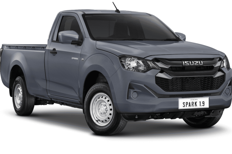 So với phiên bản cũ, Isuzu D-Max 2024 đã thay đổi nhẹ thiết kế ngoại thất. Có thể thấy điều này qua những chi tiết mới như lưới tản nhiệt, đèn pha, cản trước, nắp ca-pô, vành la-zăng và đèn hậu. Lưới tản nhiệt của xe tiếp tục đi kèm 2 nan nằm ngang như phiên bản cũ. Bên cạnh đó là màu sơn ngoại thất mới mang tên cam Namibu Orange Mica.