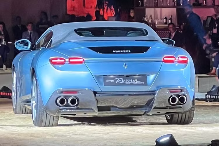 Không chỉ dễ dàng nhận ra Ferrari Roma Spider nhờ mui mềm của xe mà còn ở việc từ mui xe đến cánh gió đuôi đã được thiết kế lại, phù hợp với 1 phiên bản mui trần hơn. Dù vậy, tổng thể thiết kế của xe vẫn rất lôi cuốn như bản Coupe.