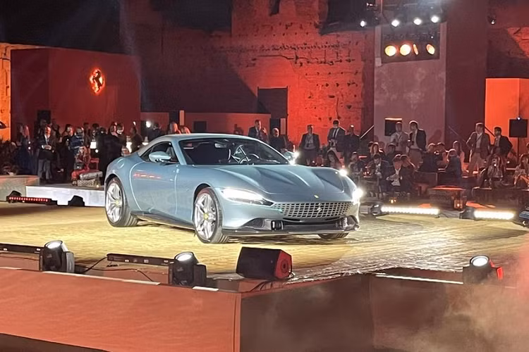 Sau 3 năm trình làng chiếc siêu xe 4 chỗ ngồi mang tên gọi Roma, hãng xe Ý đã vén màn Ferrari Roma Spider mui trần tại Maroc mang đến nhiều trải nghiệm mới cho các khách hàng của mình. Bữa tiệc ra mắt dành riêng cho các khách hàng VIP của Ferrari với khoảng 55 xe "ngựa chồm" đủ phiên bản góp mặt.