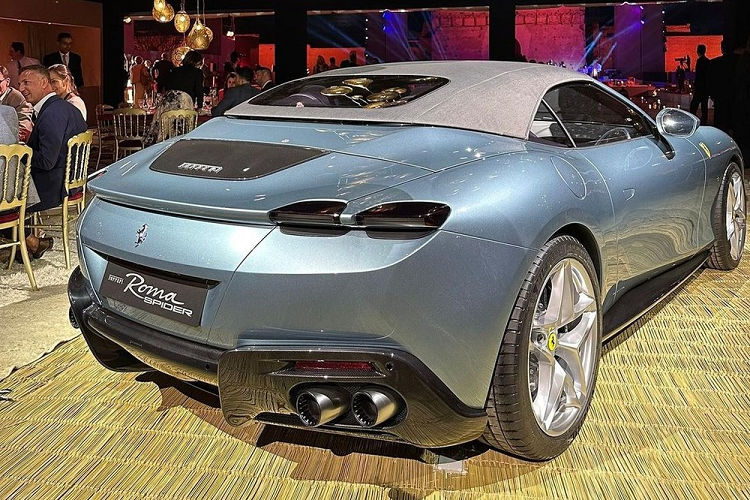 Điểm nhấn của sự kiện này là màn ra mắt 2 chiếc siêu xe Ferrari Roma Spider 2023 mới, 1 mang màu đen và xe còn lại màu xanh nhạt. Những hình ảnh trực tiếp về siêu xe mui trần Ferrari Roma Spider tại sự kiện này sẽ giúp cho độc giả của chúng tôi có thể cảm nhận chân thật nhất về chiếc xe mới tinh của hãng xe Ý.