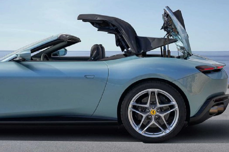 Trải nghiệm sức mạnh trên siêu xe Ferrari Roma Spider đến từ khối động cơ V8, tăng áp, dung tích 3.9 lít, tạo ra công suất tối đa 620 mã lực và mô-men xoắn cực đại 760 Nm, chiếc xe mới nhất của hãng Ferrari được kết nối với hộp số ly hợp kép 8 cấp tương tự như siêu xe Ferrari SF90 Stradale.