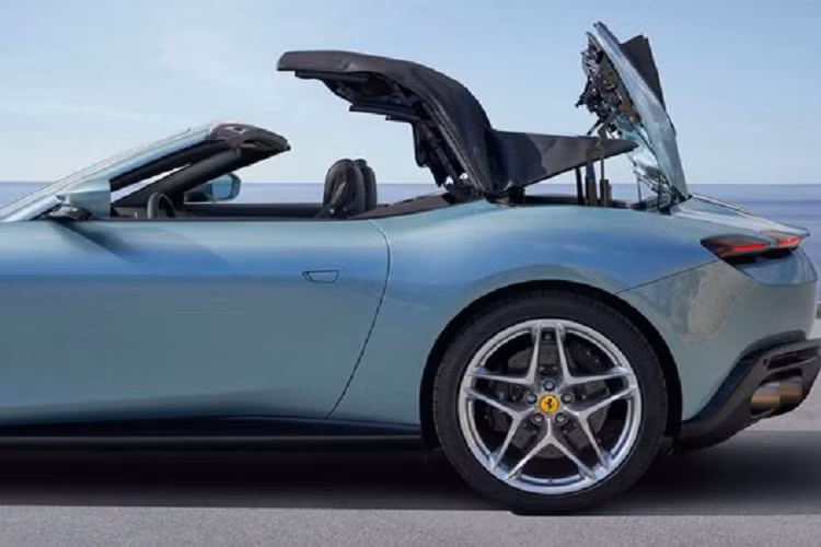 Trải nghiệm sức mạnh trên siêu xe Ferrari Roma Spider đến từ khối động cơ V8, tăng áp, dung tích 3.9 lít, tạo ra công suất tối đa 620 mã lực và mô-men xoắn cực đại 760 Nm, chiếc xe mới nhất của hãng Ferrari được kết nối với hộp số ly hợp kép 8 cấp tương tự như siêu xe Ferrari SF90 Stradale.
