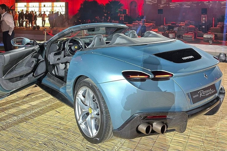 Những trang bị này cho phép Ferrari Roma Spider có thể tăng tốc từ vị trí xuất phát lên 100 km/h chỉ trong thời gian 3,4 giây. Tốc độ 0-200 km/h, siêu xe Ferrari Roma Spider cần thời gian 9,3 giây, trước khi đạt tốc độ tối đa hơn 320 km/h. Các thông số này y hệt bản Coupe. Mức giá xe Ferrari Roma Spider 2023 hiện chưa được công bố chính thức.