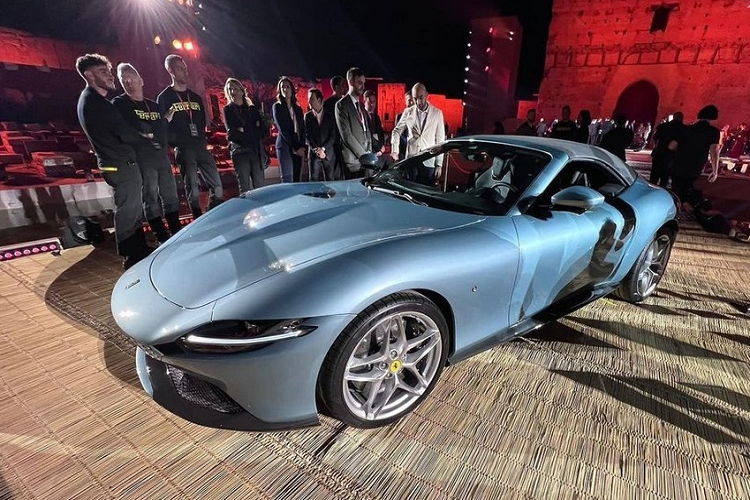 Dù phần mui xe đến cánh gió đuôi thiết kế lại so với bản coupe bao gồm mui mềm và khoảng chứa mui nhưng hãng xe Ý vẫn giúp Roma Spider có một tấm kính để nhìn vào khoang lái, dù chi tiết này không to bằng bản Coupe nhưng đó cũng là sự nổ lực không nhỏ. Do phải trích 1 không gian để chứa mui mềm, vì thế, khoang hành lý của xe Ferrari Roma Spider giờ đây chỉ còn 255 lít, thay vì 340 lít như xe Coupe.