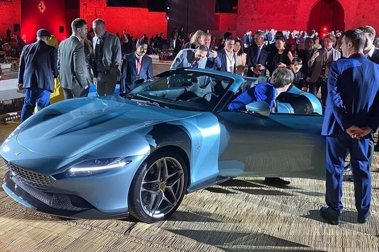 Bên trong khoang lái xe Ferrari Roma Spider được bao bọc xung quanh người ngồi với cụm đồng hồ kỹ thuật số cũng như hệ thống thông tin giải trí 8,4 inch với hướng dọc, có hỗ trợ Android Auto và Apple CarPlay không dây để giúp điều hướng dễ dàng hơn một chút.