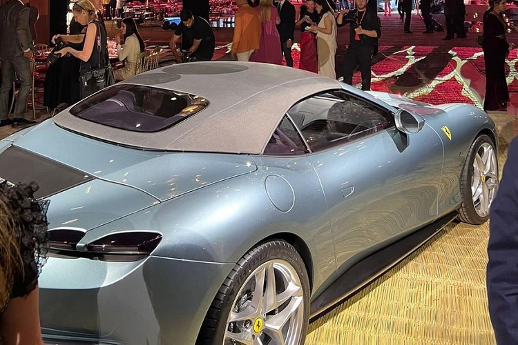 Chiếc xe mui trần Ferrari Roma Spider có vô lăng được "mài giũa và tinh tế hơn". Nó có tính năng điều khiển cảm ứng lõm, dễ tìm hơn nhiều so với điều khiển phẳng được sử dụng trên chiếc coupe. Ngoài ra, hệ thống đánh lửa gắn trên vô lăng giờ đây có đèn nền màu đỏ để nâng cao trải nghiệm. Người mua cũng có thể nhận được tùy chọn sưởi cổ cho ghế trước có sưởi 18 hướng.