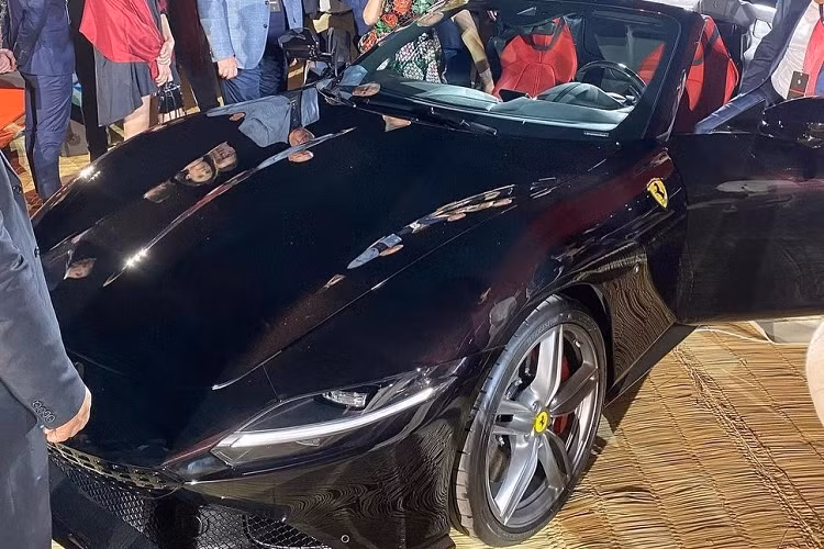 Phần đầu xe có đèn pha LED sắc cạnh với điểm nhấn dải đèn LED chiếu sáng ban ngày nằm ngang, chia đôi phần đèn của xe thành 2 phần. Mũi xe kéo dài hơn vì đây là 1 chiếc Ferrari có động cơ đặt trước, Roma Spider cũng trở thành mẫu xe Ferrari đầu tiên sở hữu mui mềm có động cơ đặt trước trong vòng 54 năm qua.