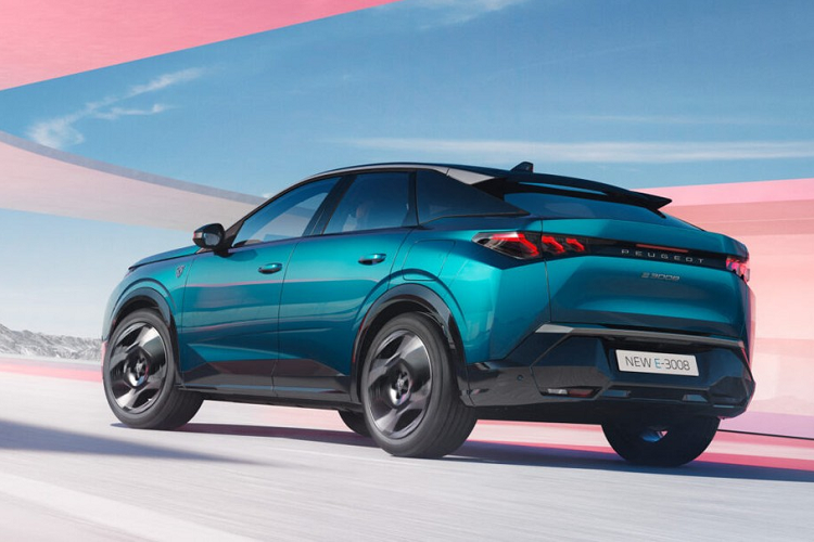 Chưa hết, mẫu ô tô điện này còn có cản trước mới, tích hợp hốc gió trung tâm rộng và khe gió nhỏ ở hai góc đầu xe. Bên cạnh đó là hàng loạt chi tiết ngoại thất màu đen bóng như viền hốc gió trung tâm, nẹp xung quanh thân xe, ốp gương chiếu hậu, các cột bên sườn và cản sau. Ngoài ra, Peugeot E-3008 2024 còn có nóc dốc về phía sau, trang trí bằng nẹp mạ crôm, vành la-zăng với thiết kế khí động lực học và cánh gió mui kiểu tai mèo thể thao.