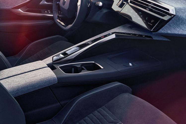 Bên cạnh đó là pin 98 kWh, giúp xe sở hữu phạm vi hoạt động 700 km. Mạnh nhất là phiên bản Electric 320 với 2 mô-tơ điện nằm trên 2 cầu. Mô-tơ nằm trên cầu trước giống loại dùng cho bản Electric 210. Trong khi đó, mô-tơ điện nằm trên cầu sau sở hữu công suất tối đa 109 mã lực và mô-men xoắn cực đại 166 Nm. Tổng cộng, phiên bản Electric 320 có công suất tối đa 316 mã lực và quãng đường di chuyển 525 km. 