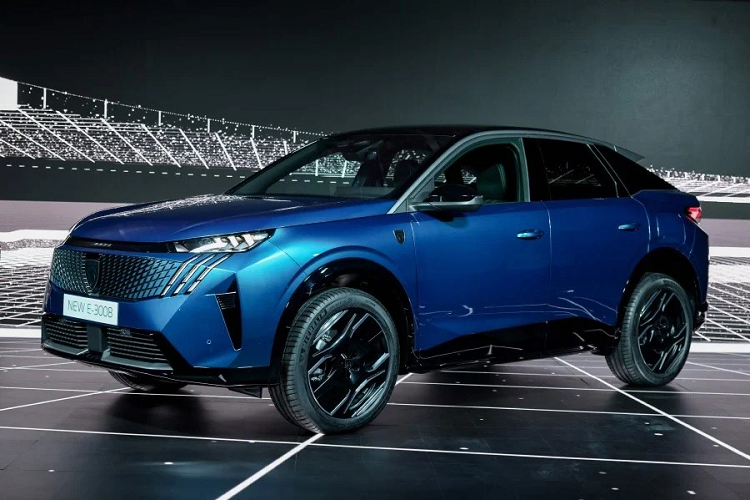 Theo kế hoạch, Peugeot 3008 thế hệ mới sẽ chính thức được bày bán tại thị trường châu Âu vào mùa xuân năm sau. Phiên bản Electric 210 và hybrid sẽ được bán ra thị trường đầu tiên. Đến cuối quý III năm sau, sẽ tới lượt các phiên bản Electric 230 Long Range, Electric 320 và PHEV có mặt trên thị trường. Hiện giá xe Peugeot 3008 thế hệ mới nói chung và E-3008 2024 nói riêng chưa được công bố.