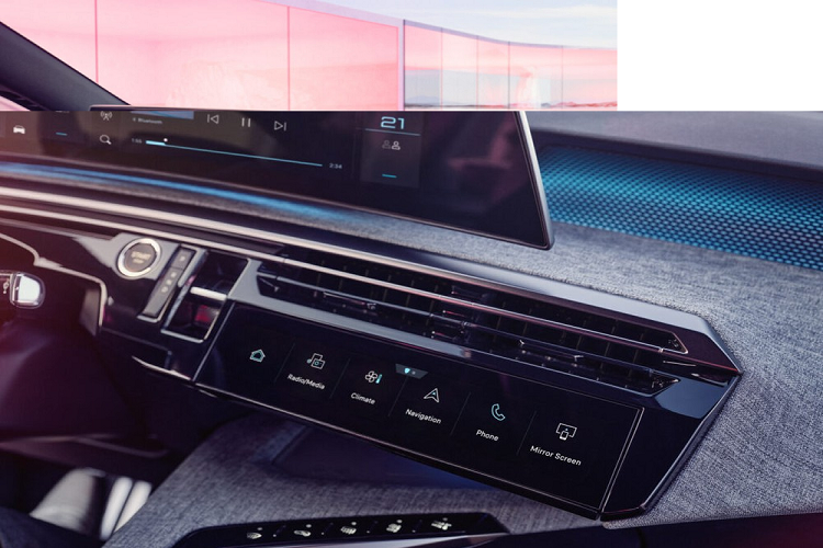 Cụm điều khiển trung tâm được bọc bằng chất liệu nỉ chất lượng cao, tương tự mặt táp-lô và tapi cửa. Trong khi đó, ghế của xe được bọc bằng chất liệu da lộn, tạo cảm giác thể thao. Dù có thiết kế nóc dốc về phía sau nhưng khoang hành lý của mẫu ô tô điện này không bị giảm thể tích, vẫn đạt 520 lít. Hàng ghế sau của xe có thể gập xuống để tăng thể tích chứa đồ. Khi mua mẫu ô tô điện này, khách hàng châu Âu có thể chọn 1 trong 3 phiên bản là Electric 210, Electric 230 Long Range và Electric 320. 