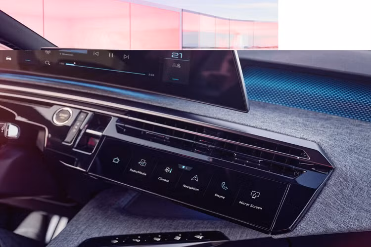 Cụm điều khiển trung tâm được bọc bằng chất liệu nỉ chất lượng cao, tương tự mặt táp-lô và tapi cửa. Trong khi đó, ghế của xe được bọc bằng chất liệu da lộn, tạo cảm giác thể thao. Dù có thiết kế nóc dốc về phía sau nhưng khoang hành lý của mẫu ô tô điện này không bị giảm thể tích, vẫn đạt 520 lít. Hàng ghế sau của xe có thể gập xuống để tăng thể tích chứa đồ. Khi mua mẫu ô tô điện này, khách hàng châu Âu có thể chọn 1 trong 3 phiên bản là Electric 210, Electric 230 Long Range và Electric 320. 