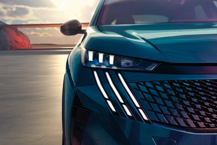 Theo hãng Peugeot, E-3008 sẽ là mẫu xe đầu tiên được phát triển dựa trên cơ sở gầm bệ STLA Medium hoàn toàn mới, thay cho loại EMP2 đã dùng trong suốt thời gian dài. Xe sở hữu kích thước dài x rộng x cao lần lượt là 4.542 x 1.895 x 1.641 mm và chiều dài cơ sở 2.739 mm. So với Peugeot 3008 thế hệ cũ, xe dài hơn 32 mm, rộng hơn 45 mm, thấp hơn 21 mm trong khi chiều dài cơ sở tăng 64 mm.