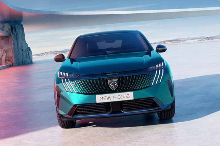 Không chỉ thay đổi kích thước, Peugeot E-3008 2024 mới còn sở hữu ngoại hình phong cách hơn nhờ thiết kế SUV lai Coupe. Trên mẫu xe này xuất hiện một số chi tiết thiết kế đặc trưng của thương hiệu Peugeot như đèn pha thanh mảnh, đèn LED định vị ban ngày có thiết kế giống răng nanh sư tử, đèn hậu với tạo hình bên trong gợi liên tưởng đến móng vuốt và lưới tản nhiệt không viền.