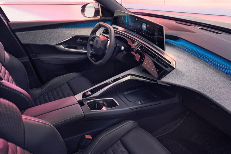 Bên trong xe, Peugeot E-3008 2024 được trang bị 2 hàng ghế với 5 chỗ ngồi. Điểm nhấn của khu vực nội thất chính là màn hình cong i-Cockpit 21 inch đặt nổi trên mặt táp-lô, tích hợp bảng đồng hồ kỹ thuật số, màn hình cảm ứng trung tâm và màn hình hiển thị thông tin kính lái HUD vào làm một. Đây là mẫu xe thương mại đầu tiên của thương hiệu Pháp có trang bị này.