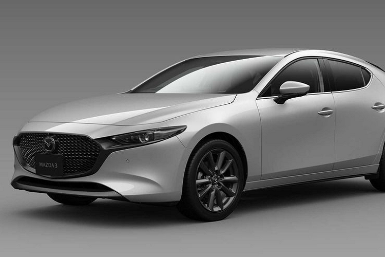 Trang bị an toàn của Mazda3 2023 được nâng cấp khá nhiều với việc bổ sung Hệ thống cảnh báo phân tâm khi đang lái xe. Trong trường hợp phát hiện người lái đang không tập trung, hệ thống trên sẽ kích hoạt cảnh báo bằng âm thanh cũng như thông báo trên màn hình. Bên cạnh đó, Mazda3 giờ đây được trang bị cả Hệ thống cảnh báo vật cản phía trước, bao gồm tính năng phát hiện người đi bộ qua đường.