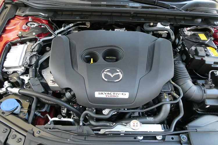 Trên những phiên bản số tự động, Mazda3 2023 được bổ sung tính năng khởi động xe từ xa thông qua ứng dụng MyMazda. Với ứng dụng này, chủ xe cũng có thể nhận cảnh báo khi hệ thống phát hiện xe đang di chuyển vượt quá tốc độ, thời gian và khu vực di chuyển đã thiết lập từ trước.