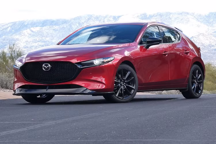 Mazda hiện chưa công bố thông số động cơ của Mazda3 mới nhưng một số nguồn tin cho biết xe sẽ không có thay đổi gì về trang bị vận hành. Trong khi đó tại Úc, tùy chọn động cơ SkyActiv-X kết hợp hộp số sàn đã bị loại bỏ trên mẫu xe này.