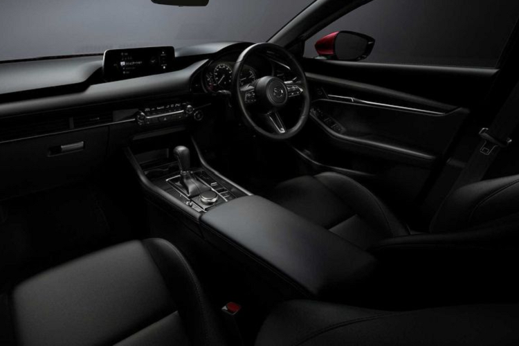 Nâng cấp đáng chú ý nhất là màn hình thông tin giải trí kích thước 12,3 inch, lớn hơn khá nhiều so với loại 8,8 inch trên phiên bản cũ. Ngoài ra, xe cũng được bổ sung sạc không dây và cổng USB-C. Ở ngoại thất, mẫu xe sedan Mazda3 2023 được bổ sung 2 màu sơn mới là trắng Ceramic Metallic và bạc Sonic Silver Metallic.