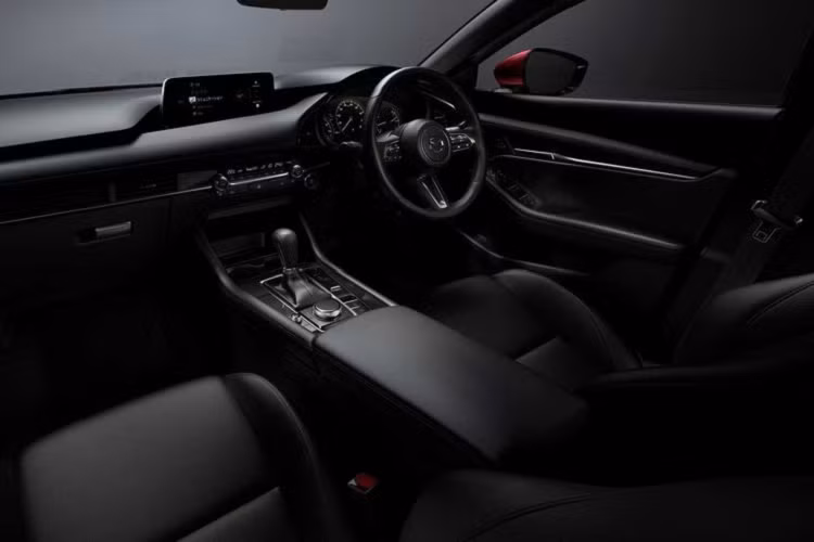 Nâng cấp đáng chú ý nhất là màn hình thông tin giải trí kích thước 12,3 inch, lớn hơn khá nhiều so với loại 8,8 inch trên phiên bản cũ. Ngoài ra, xe cũng được bổ sung sạc không dây và cổng USB-C. Ở ngoại thất, mẫu xe sedan Mazda3 2023 được bổ sung 2 màu sơn mới là trắng Ceramic Metallic và bạc Sonic Silver Metallic.