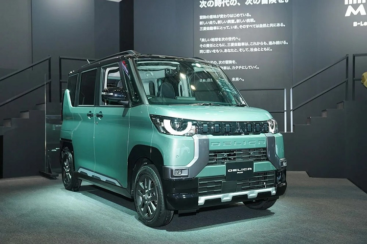 Để kỷ niệm 55 năm ra mắt dòng xe Delica, hãng Mitsubishi đã chính thức giới thiệu Delica Mini ở triển lãm Tokyo Auto Salon 2023 hiện đang diễn ra tại Nhật Bản. Hiện hãng Mitsubishi đã bắt đầu nhận cọc dành cho phiên bản thu nhỏ của Delica. Dự kiến, đến mùa hè năm nay, Mitsubishi Delica Mini 2023 mới chính thức được bày bán ở xứ sở hoa anh đào.