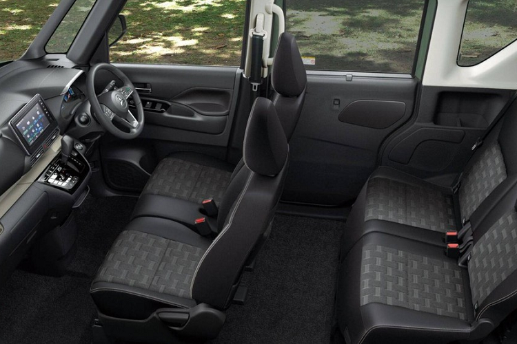 Những trang bị ngoại thất tiêu chuẩn của xe gồm có đèn pha LED, đèn sương mù LED, cửa trượt mở tự động rảnh tay, gương chiếu hậu chỉnh điện/có sấy, kính cửa sổ trước ngăn tia cực tím/tia hồng ngoại, baga nóc, vành thép 14 inch đi kèm ốp la-zăng và đèn chờ dẫn đường.