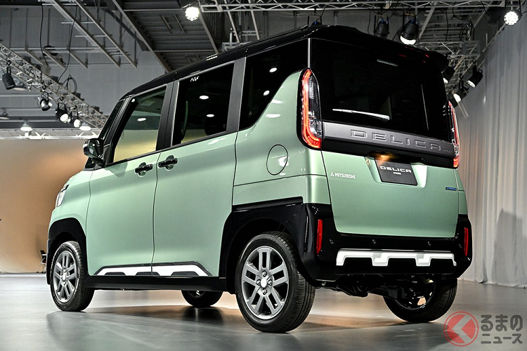 Đồng thời, ngoại hình của mẫu xe này cũng theo hơi hướng SUV. Điểm nhấn trong thiết kế của mẫu xe kei car này nằm ở cụm đèn pha hình tròn, được bao quanh bằng dải đèn LED định vị ban ngày hình bán nguyệt. Nằm giữa 2 đèn pha tấm ốp màu đen bóng, đi kèm 6 nan nằm dọc và logo của hãng Mitsubishi.