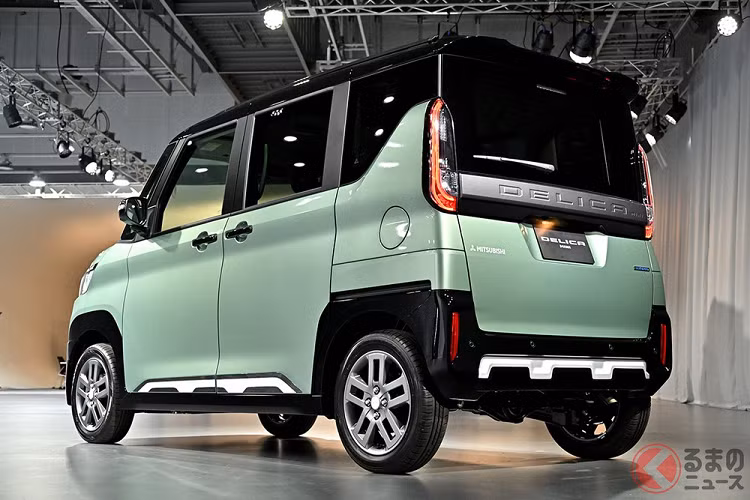 Đồng thời, ngoại hình của mẫu xe này cũng theo hơi hướng SUV. Điểm nhấn trong thiết kế của mẫu xe kei car này nằm ở cụm đèn pha hình tròn, được bao quanh bằng dải đèn LED định vị ban ngày hình bán nguyệt. Nằm giữa 2 đèn pha tấm ốp màu đen bóng, đi kèm 6 nan nằm dọc và logo của hãng Mitsubishi.