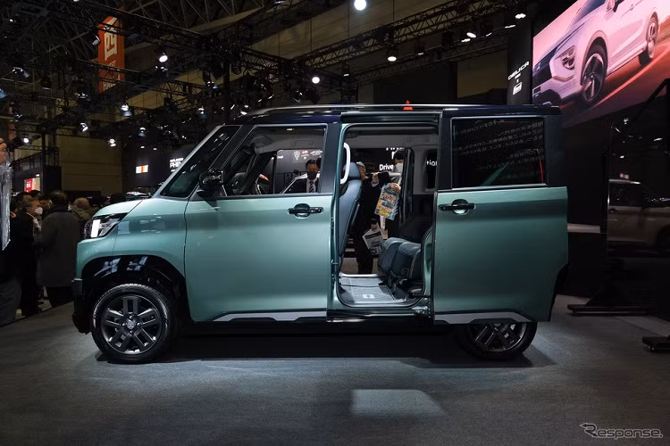 Tương tự các mẫu xe kei car khác đang bán tại Nhật Bản, tân binh hà Mitsubishi sở hữu chiều cao khá nổi bật. Bên ngoài, Delica Mini được áp dụng ngôn ngữ thiết kế Dynamic Shield quen thuộc của thương hiệu Mitsubishi.