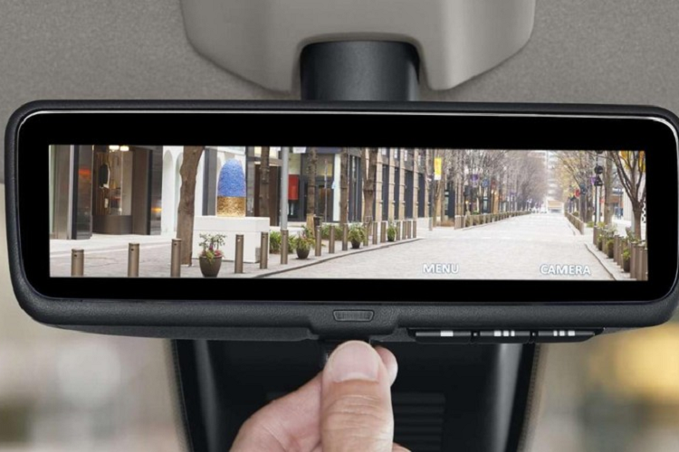 Ở bản bản cao cấp hơn, xe sẽ có vô lăng bọc da/sưởi/tích hợp lẫy chuyển số, bàn gấp tích hợp vào lưng ghế trước, phanh tay điện tử, tự động giữ phanh tạm thời và cửa gió điều hòa/rèm che nắng dành cho hàng ghế sau. Những trang bị an toàn dành cho Mitsubishi Delica Mini ở thị trường Nhật Bản cũng khá đầy đủ.