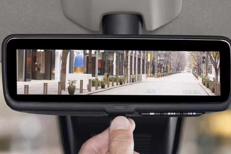 Ở bản bản cao cấp hơn, xe sẽ có vô lăng bọc da/sưởi/tích hợp lẫy chuyển số, bàn gấp tích hợp vào lưng ghế trước, phanh tay điện tử, tự động giữ phanh tạm thời và cửa gió điều hòa/rèm che nắng dành cho hàng ghế sau. Những trang bị an toàn dành cho Mitsubishi Delica Mini ở thị trường Nhật Bản cũng khá đầy đủ.