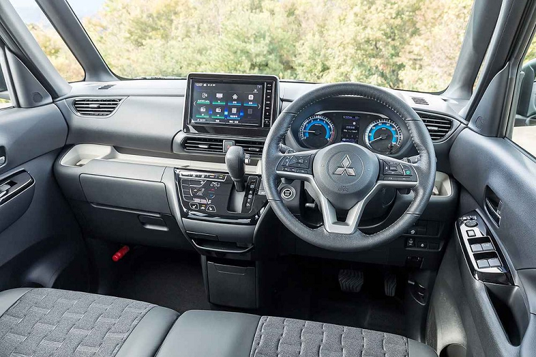 Không có gì bất ngờ khi nội thất của xe được thiết kế thực dụng, đầy đủ chức năng và tạo cảm giác thoải mái cho người dùng. Ghế bên trong Mitsubishi Delica Mini có thể sắp xếp theo nhiều cách khác nhau để tạo ra không gian nội thất rộng rãi và tiện lợi nhất cho hành khách. Hàng ghế sau của xe có thể trượt lên/xuống trong khoảng 320 mm, lớn nhất phân khúc.