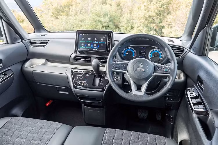 Không có gì bất ngờ khi nội thất của xe được thiết kế thực dụng, đầy đủ chức năng và tạo cảm giác thoải mái cho người dùng. Ghế bên trong Mitsubishi Delica Mini có thể sắp xếp theo nhiều cách khác nhau để tạo ra không gian nội thất rộng rãi và tiện lợi nhất cho hành khách. Hàng ghế sau của xe có thể trượt lên/xuống trong khoảng 320 mm, lớn nhất phân khúc.