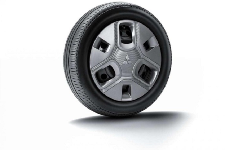 Vòng sang bên sườn, chúng ta sẽ bắt gặp hốc bánh vuông vức, sơn màu đen, và ốp màu bạc trang trí bên dưới cửa. Đặc biệt, mẫu xe này còn được trang bị cửa trượt ở bên sườn với khoảng mở 650 mm để người dùng dễ dàng ra/vào xe. Không chỉ mở rộng, cửa của Mitsubishi Delica Mini còn đi kèm cảm biến đá chân bên dưới để hành khách không cần dùng tay.