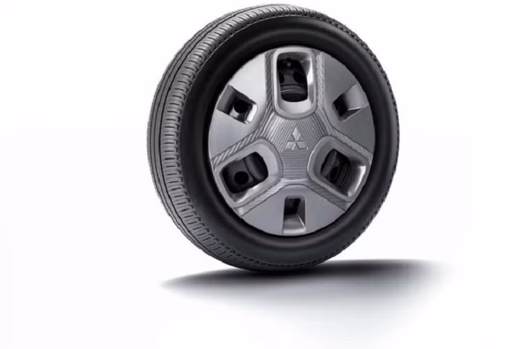 Vòng sang bên sườn, chúng ta sẽ bắt gặp hốc bánh vuông vức, sơn màu đen, và ốp màu bạc trang trí bên dưới cửa. Đặc biệt, mẫu xe này còn được trang bị cửa trượt ở bên sườn với khoảng mở 650 mm để người dùng dễ dàng ra/vào xe. Không chỉ mở rộng, cửa của Mitsubishi Delica Mini còn đi kèm cảm biến đá chân bên dưới để hành khách không cần dùng tay.